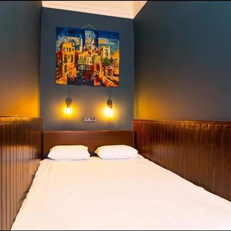 Центр На Вулиці Проспект Шевченка 12 Навпроти Макдональса З Балконом Apartamento Lviv Exterior foto