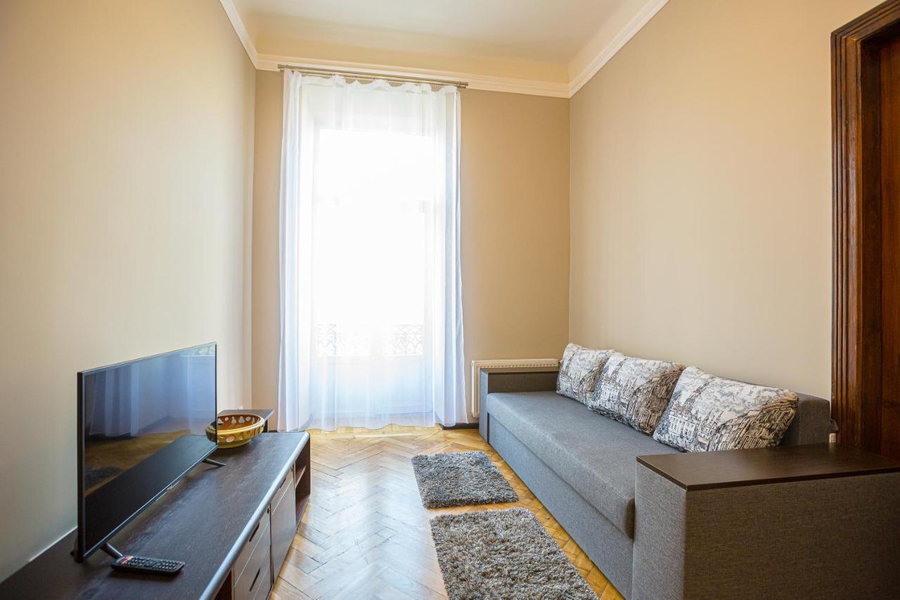 Центр На Вулиці Проспект Шевченка 12 Навпроти Макдональса З Балконом Apartamento Lviv Exterior foto