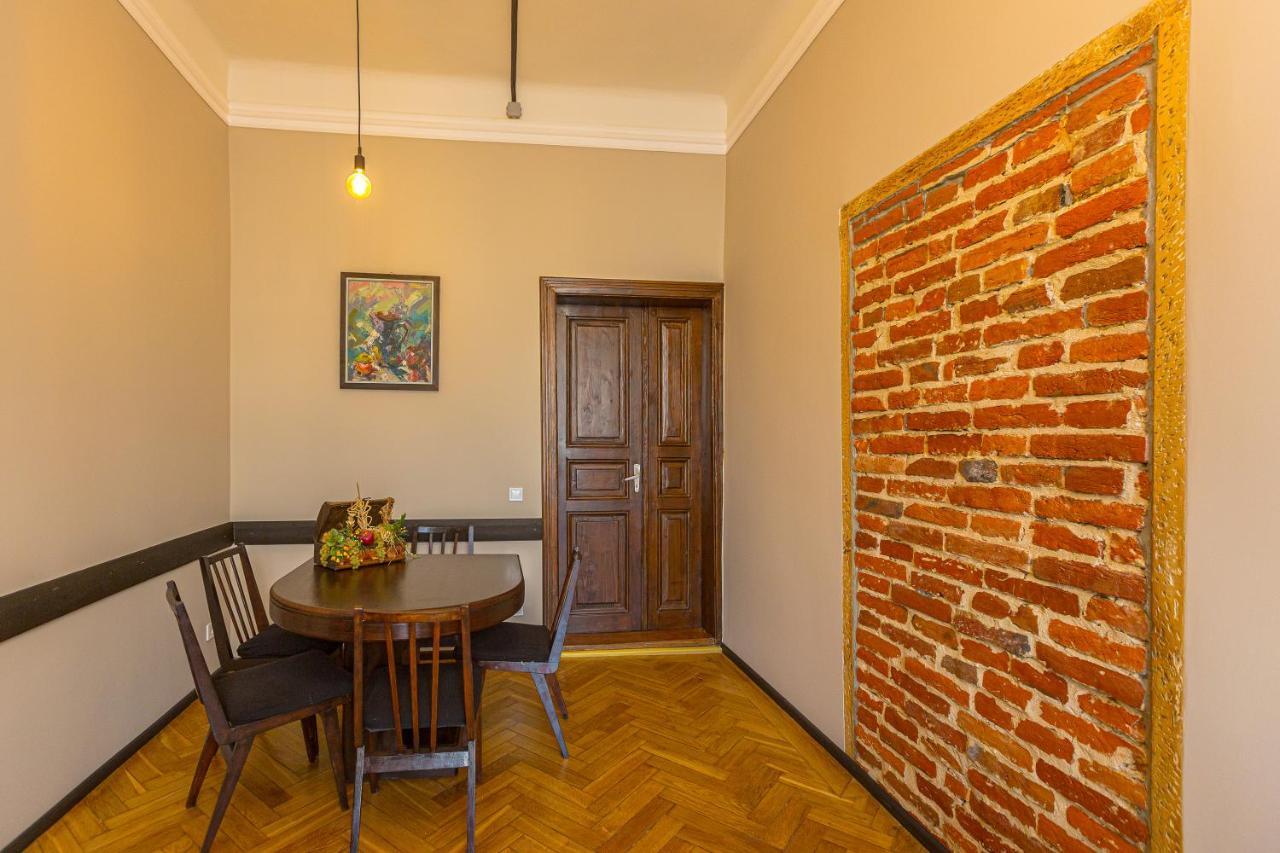 Центр На Вулиці Проспект Шевченка 12 Навпроти Макдональса З Балконом Apartamento Lviv Exterior foto