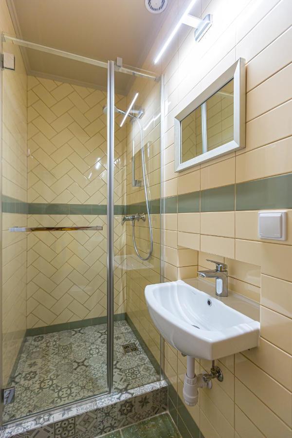 Центр На Вулиці Проспект Шевченка 12 Навпроти Макдональса З Балконом Apartamento Lviv Exterior foto
