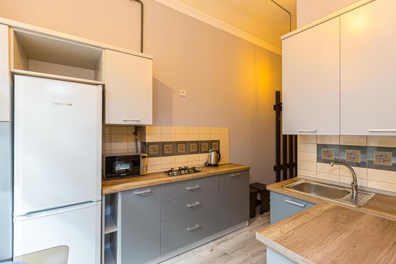 Центр На Вулиці Проспект Шевченка 12 Навпроти Макдональса З Балконом Apartamento Lviv Exterior foto